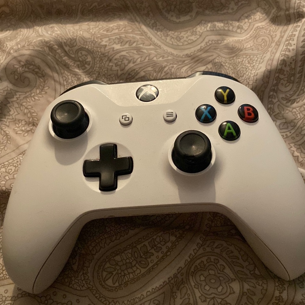 Xbox control MISSING BACK batteries not included
